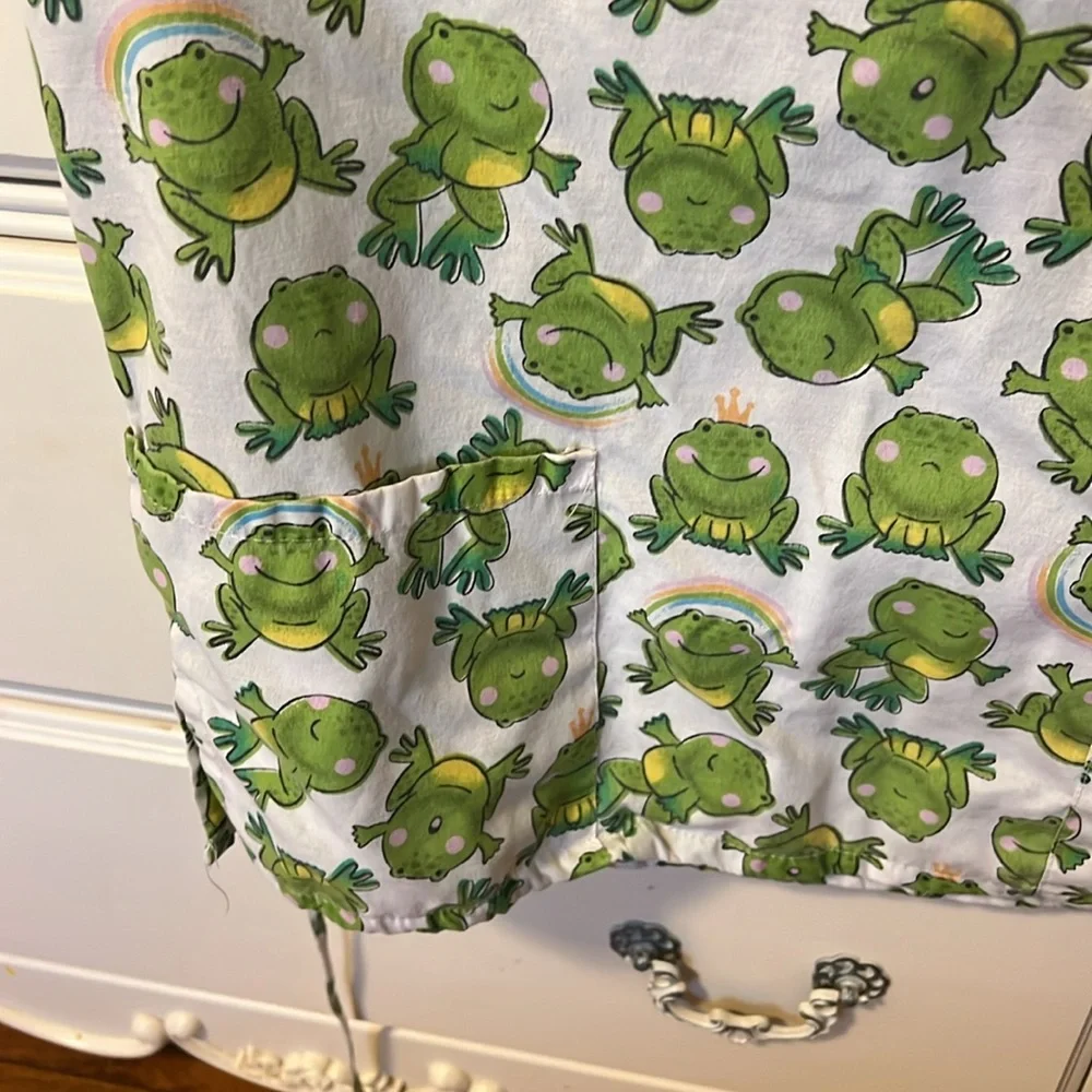 Frog scrub top! - Picture 6 of 8